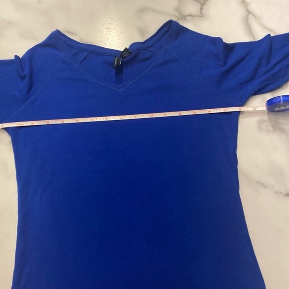 Cynthia Rowley top, blue v-neck shirt, three-quarter length sleeve size medium - Picture 8 of 16